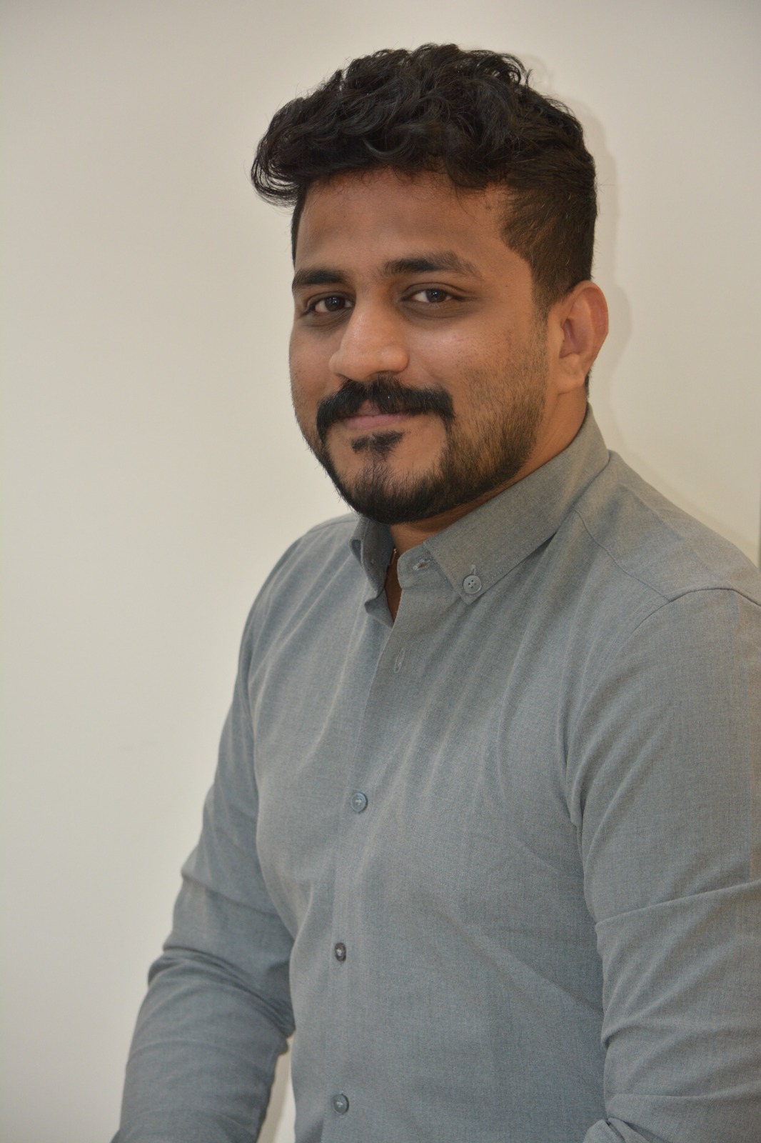 Dr. Alex Smith - BDS, MDS Orthodontics Specialist